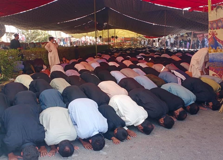 سرگودہا، جلوس عزا میں آئی ایس او کے زیراہتمام نماز باجماعت کے اہتمام کی تصاویر