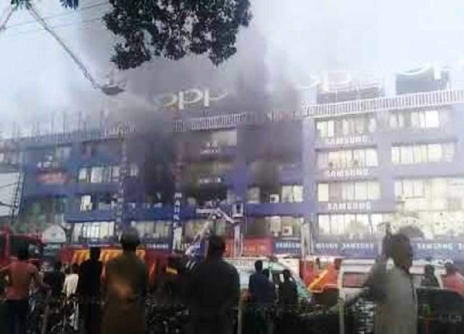 لاہور، موبائل فونز اور لیپ  ٹاپس کی بڑی مارکیٹ حفیظ سنٹر میں آتشزدگی
