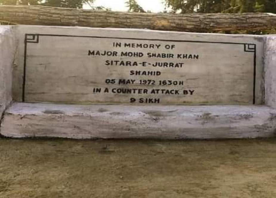 بھارتی فوج نے میجر شبیر شہید کی قبر پہ یادگاری شیلڈ نصب کر دی