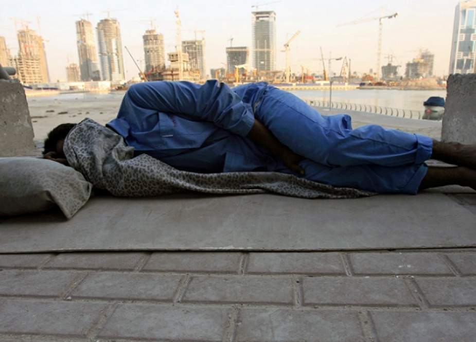 في بلد الناطحات.. شوارع دبي تغصّ بآلاف العمال المشردين