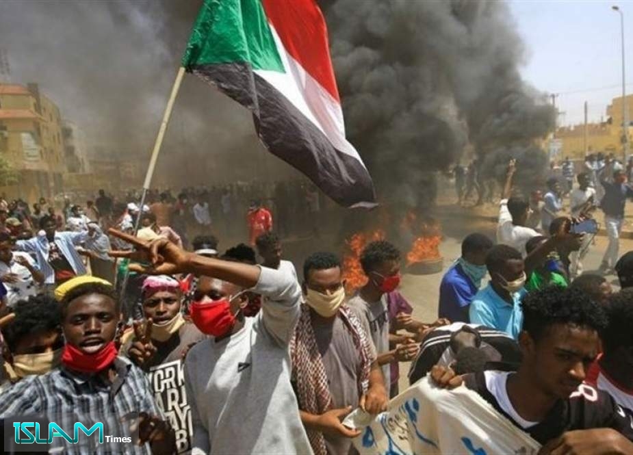 Sudanese Protesters Set Israeli Flag on Fire over Normalization