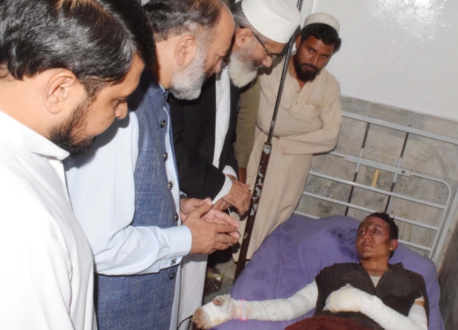 پشاور، امیر جماعت اسلامی سراج الحق نے دھماکہ میں زخمی ہونیوالوں کی عیادت کی