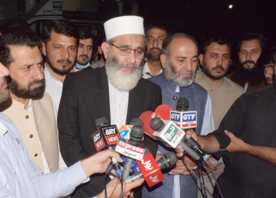 پشاور، امیر جماعت اسلامی سراج الحق نے دھماکہ میں زخمی ہونیوالوں کی عیادت کی