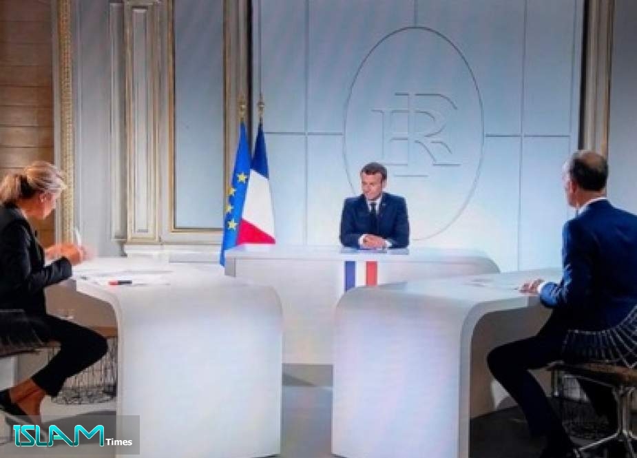 President Emmanuel Macron had chosen the star journalists of France2 and TF1, Anne-Sophie Lapix and Gilles Bouleau, to interview him on the Covid-19 epidemic. He announced a curfew to them as a health measure.