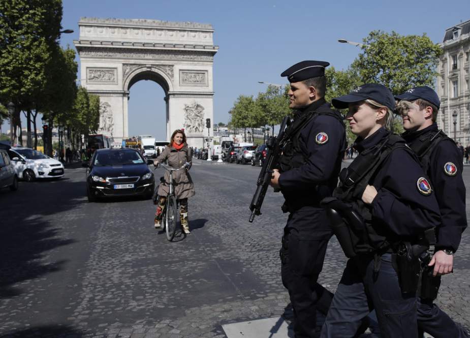Armed French police, the Champs Elysees Avenue, Paris, France.JPG
