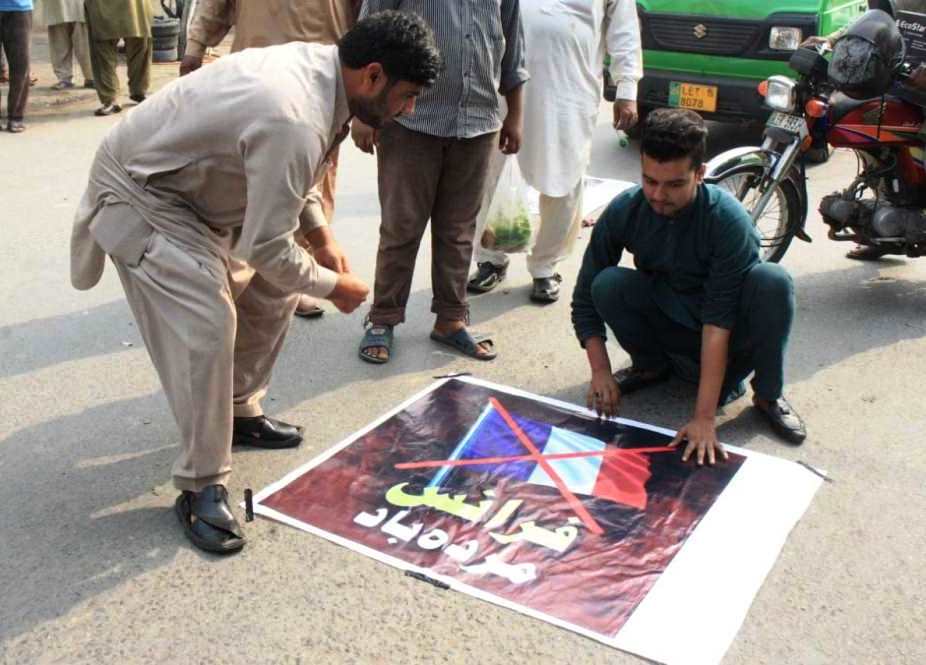 لاہور، وحدت روڈ پر جماعت اسلامی کی احتجاج روڈ پر شہری فرانسیسی صدر کی چھترول کر رہے ہیں