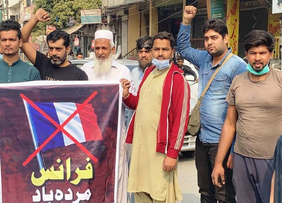 لاہور، وحدت روڈ پر جماعت اسلامی کی احتجاج روڈ پر شہری فرانسیسی صدر کی چھترول کر رہے ہیں