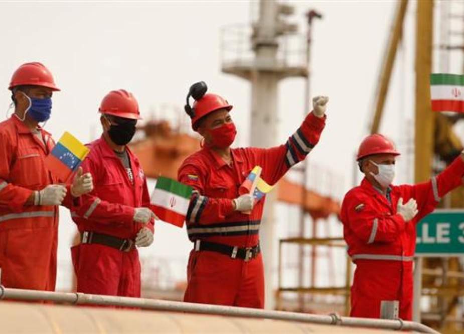 Workers of the state-oil company Pdvsa holding Iranian and Venezuelan flags.jpg