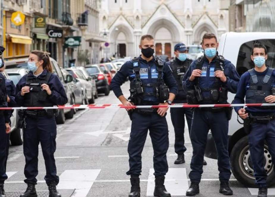 پیرس، گرجا گھر کے باہر فائرنگ پادری زخمی