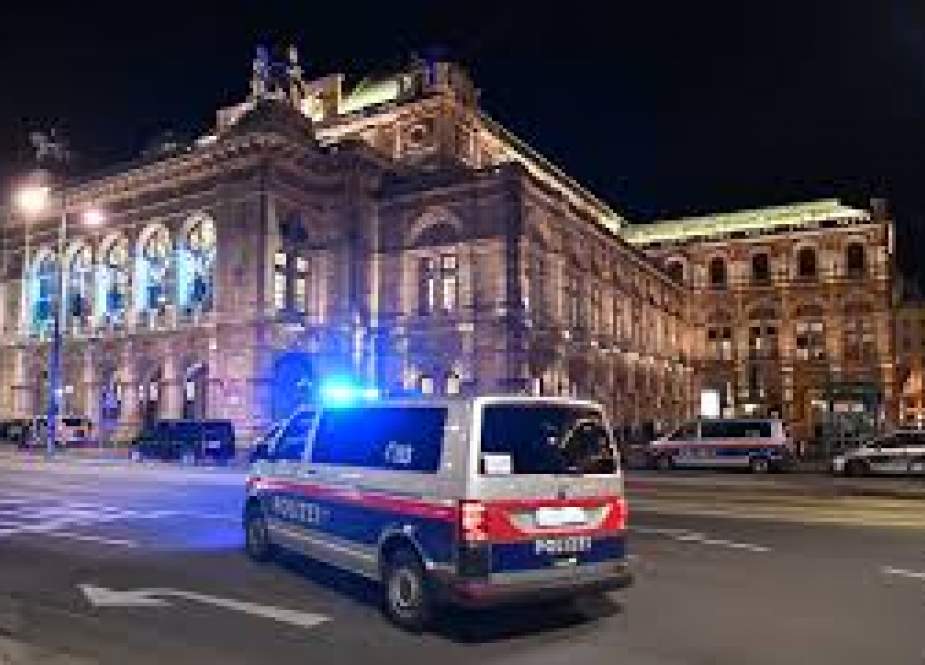 Police car drives in front of the opera house in the center of Vienna.jpg