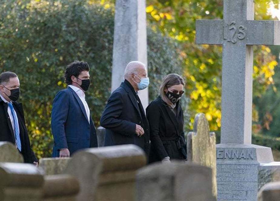جوبائیڈن کی الیکشن کے دن کا آغاز پہ چرچ جانے کے بعد اپنے بیٹے کی قبر پر حاضری