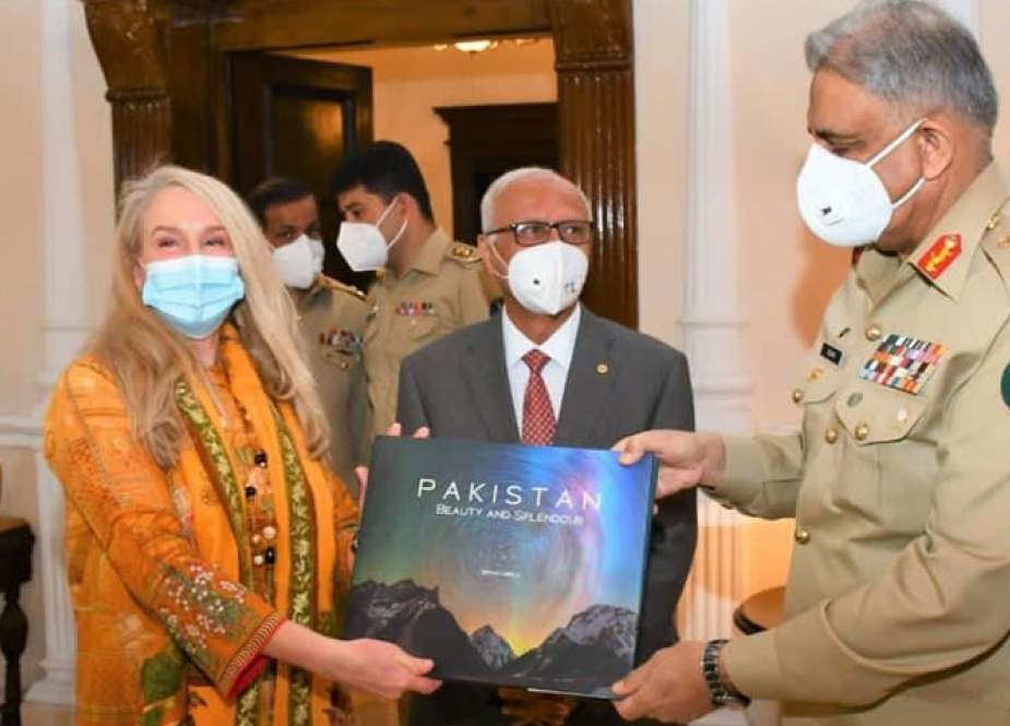 جنرل قمر جاوید باجوہ سے دنیا کے بلند ترین اور گہرے ترین مقامات پر پاکستانی پرچم ساتھ لے کر جانے والی امریکی خاتون کی ملاقات