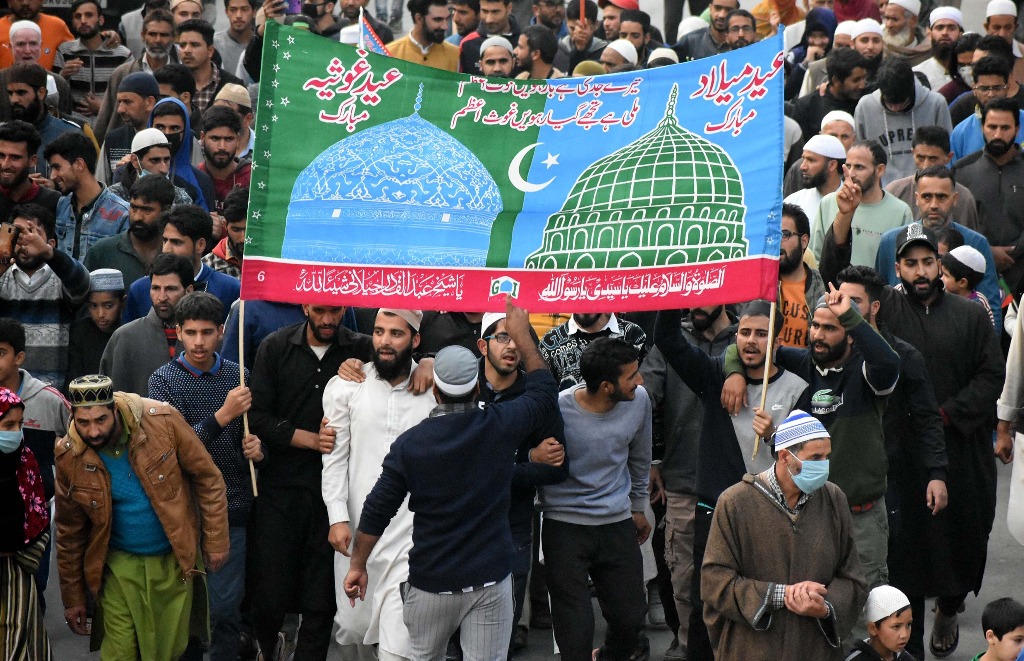مقبوضہ کشمیر کے ضلع اسلام آباد میں میلاد النبی (ص) کی ریلی، لبیک یا رسول اللہ (ص) کے فلک شگاف نعرے بلند