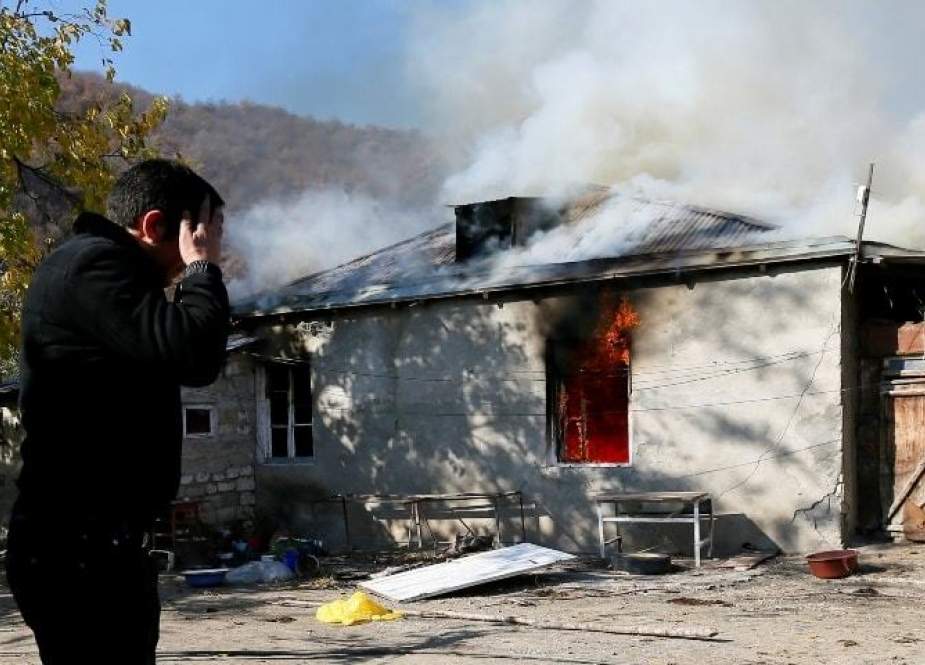 آرمینیائی لوگوں نے گاؤں کو چھوڑنے سے قبل اپنے گھروں کو آگ لگادی
