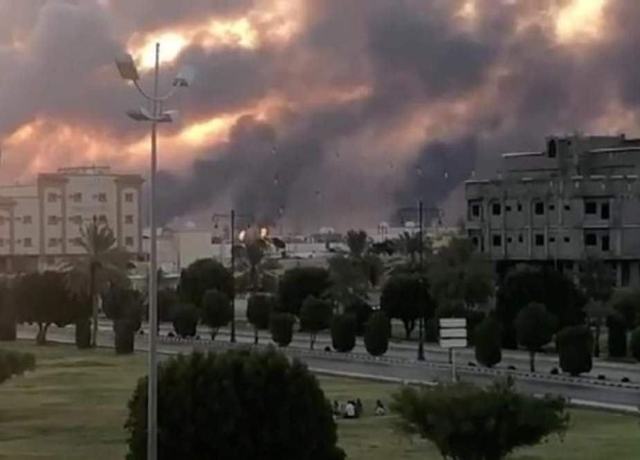 Serangan roket ke pusat distribusi perusahaan minyak Saudi Aramco di Kota Jeddah, Arab Saudi.jpeg