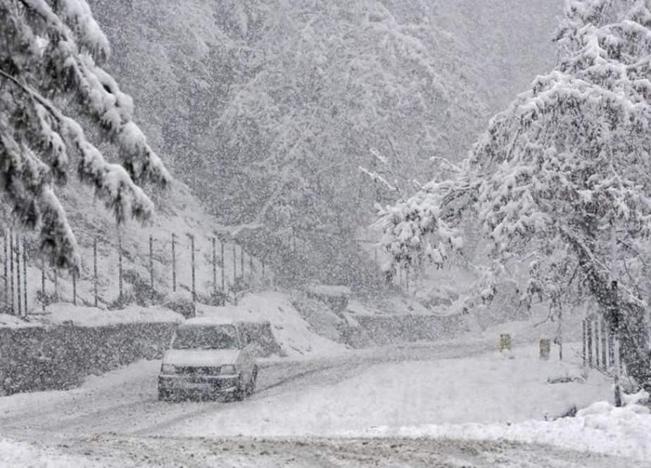 تازہ برفباری کے باعث سرینگر لداخ شاہراہ اور بانڈی پورہ۔گریز روڑ بند