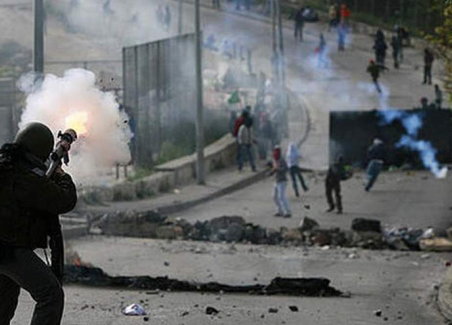 اختناق عشرات الفلسطينيين إثر إطلاق جيش الاحتلال قنابل الغاز السام