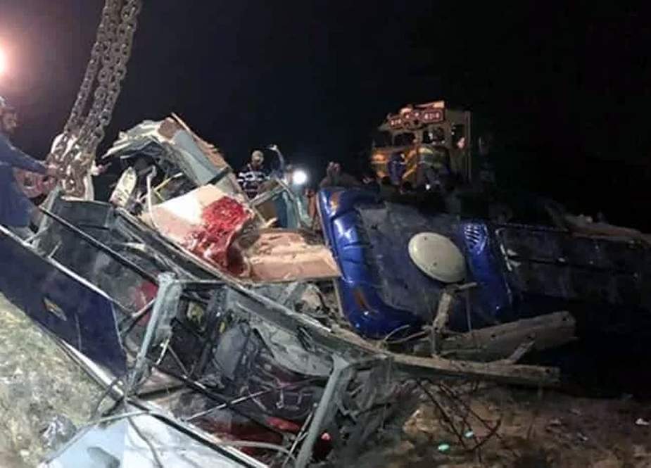 سکھر، قومی شاہراہ پر مسافر وین الٹنے سے 11 افراد جاں بحق
