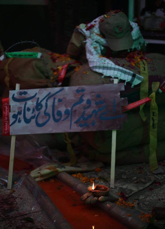 لاہور، شب شہدا کے موقع پر شہدا کی یاد میں نمائش کی تصاویر