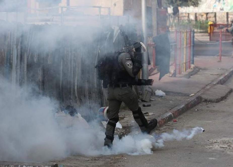 اختناق عشرات الفلسطينيين بغازات الاحتلال في مواجهات بالخليل