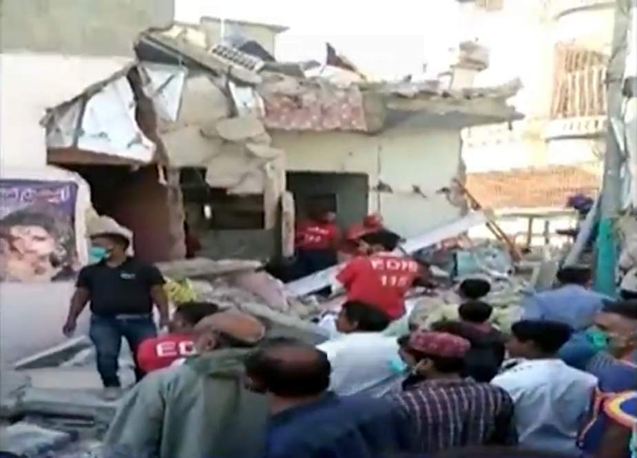 کراچی، سلنڈر دھماکے سے رہائشی عمارت گر گئی، 1جاں بحق
