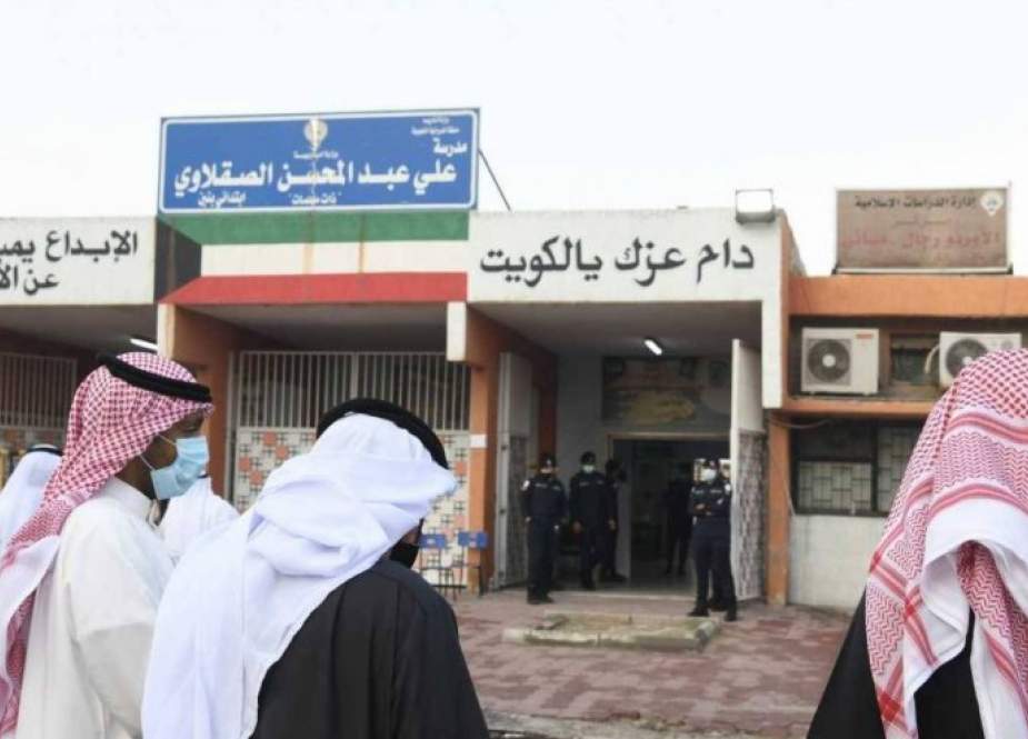 الناخبون الكويتيون يتوافدون على مقار الانتخابات