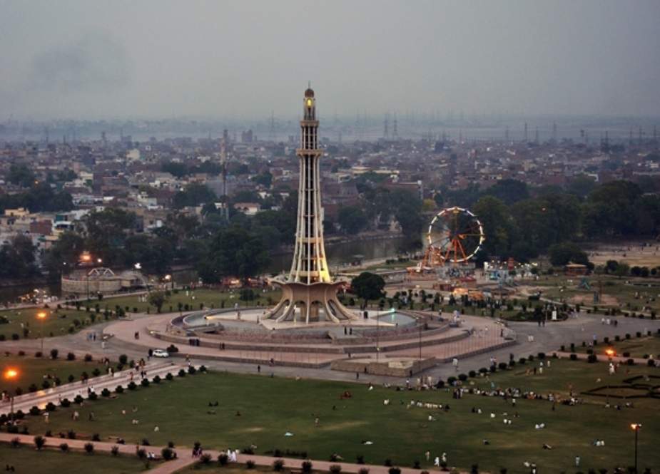 مینار پاکستان کے سائے تلے