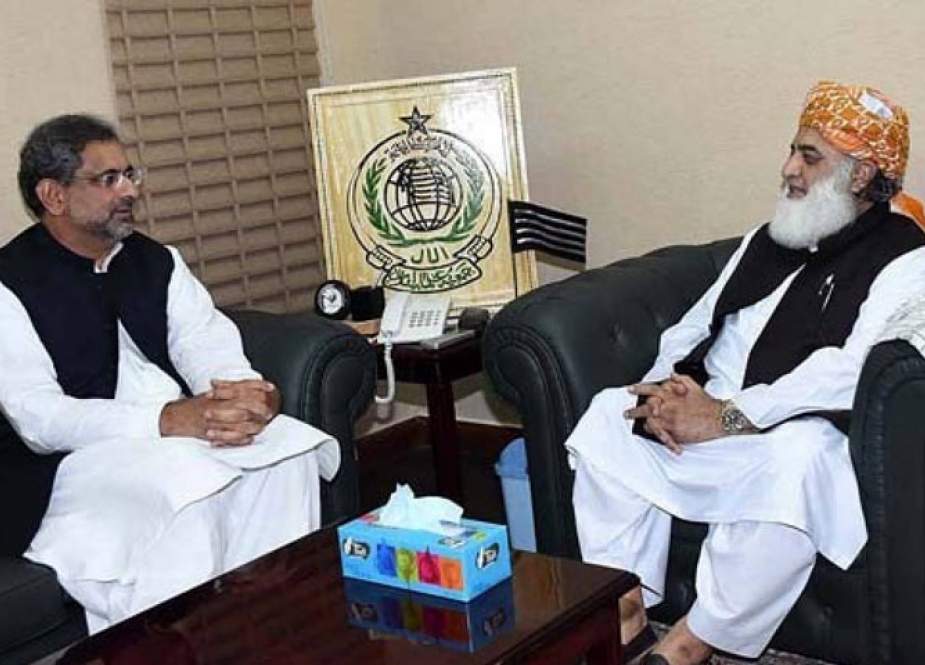 مولانا فضل الرحمان اور شاہد خاقان عباسی کی ملاقات، ضمنی انتخابات اور سینیٹ الیکشن پر گفتگو
