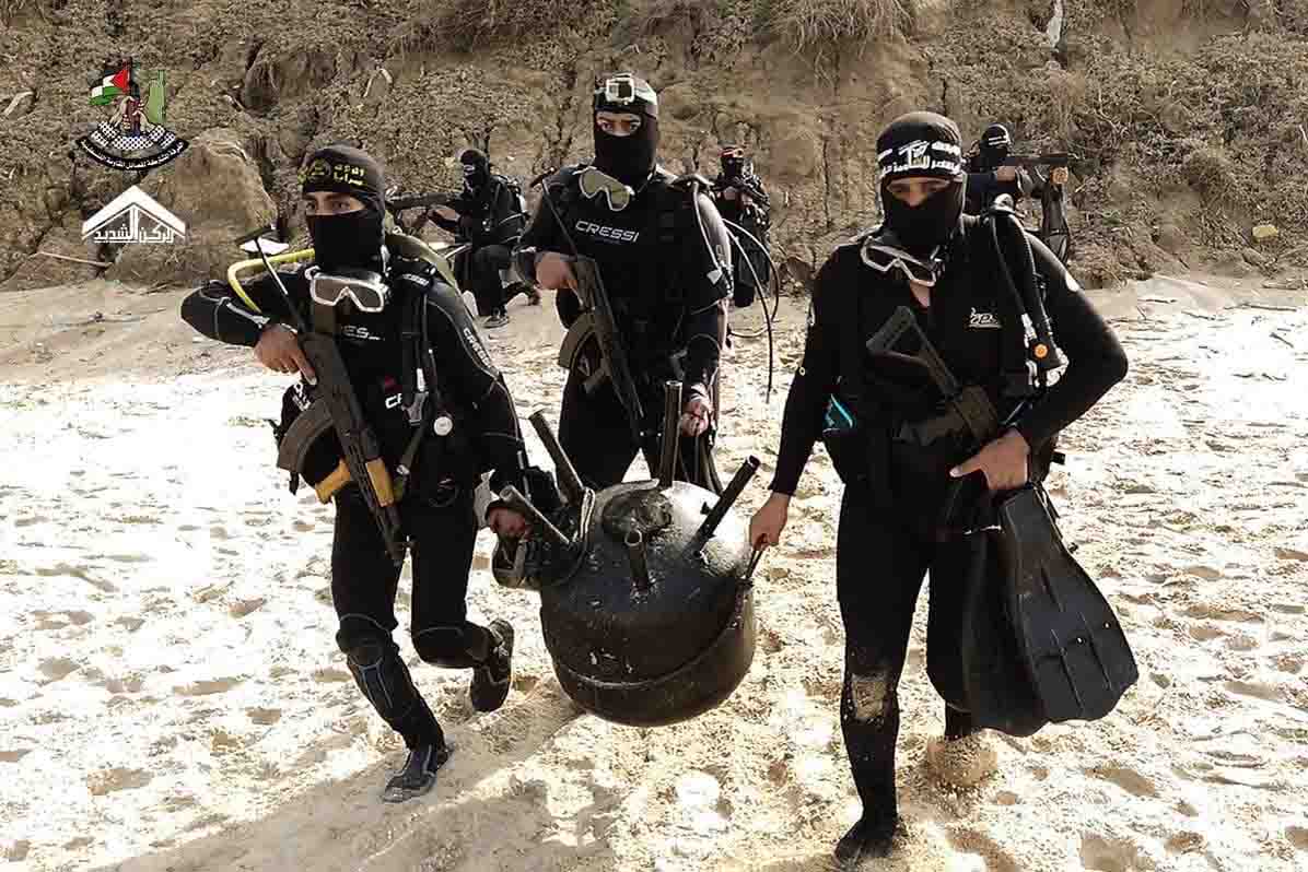 فلسطینی نیول فورسز سمندری سرنگیں لگاتے ہوئے