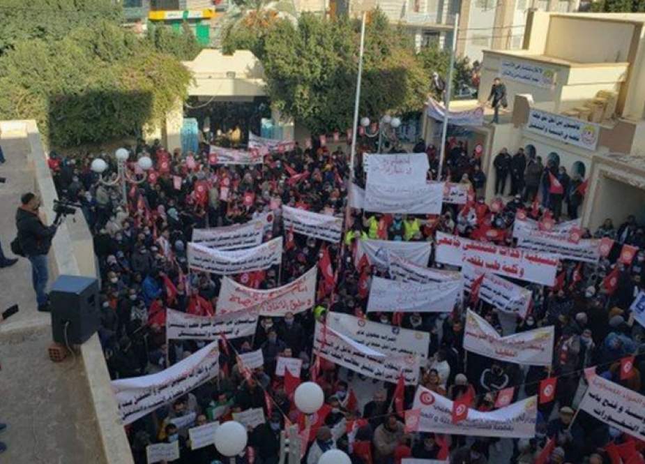 متظاهرون في قفصة التونسية يطالبون ببنى تحتية ووظائف