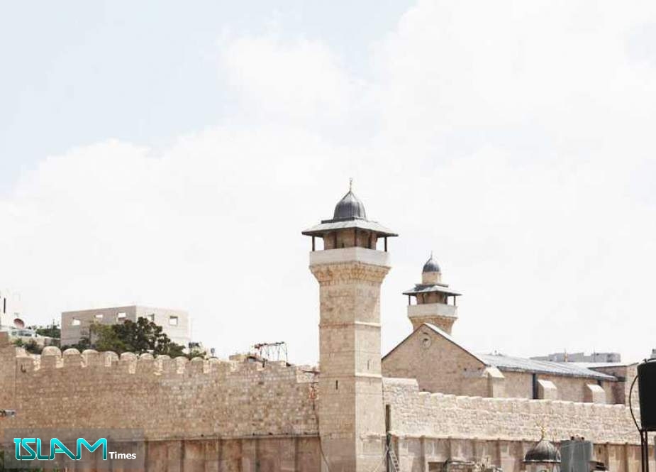 ‘Israeli’ Occupation Shuts Ibrahimi Mosque in Front of Worshippers For 10 Days