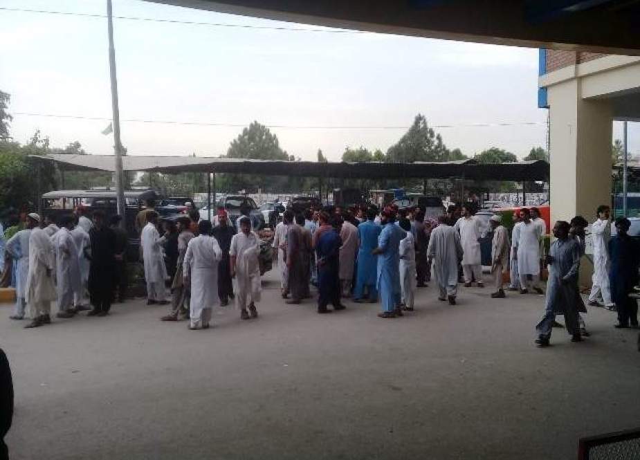 پشاور میں طلباء کا احتجاج، لاٹھی چارج کے دوران کئی طلباء اور پولیس اہلکار زخمی