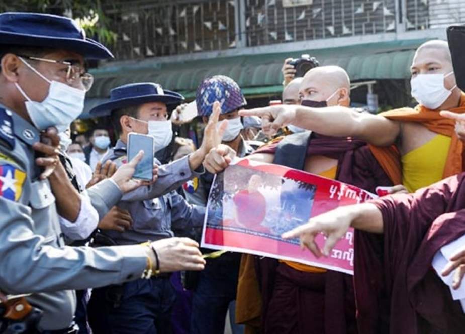 Kepolisian Myanmar bentrok dengan pendukung biksu radikal.jpg