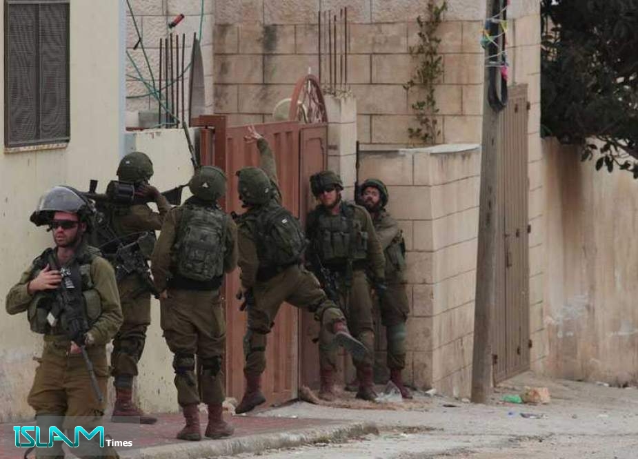 ‘Israeli’ Forces Raid Homes in West Bank, Injure Dozens of Palestinians