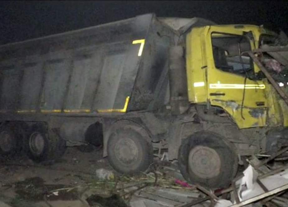 بھارت ریاست گجرات میں سڑک کنارے سونے والے مزدوروں کو بے قابو گاڑی نے کچل ڈالا، 15 ہلاک