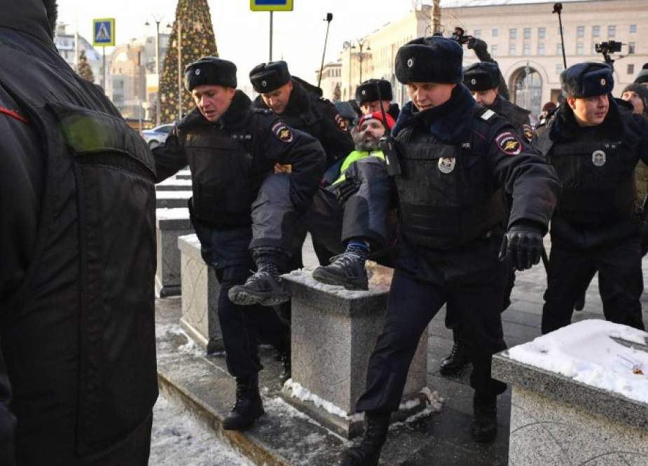 الشرطة الروسية تعتقل محتجين في موسكو وسان بطرسبورغ