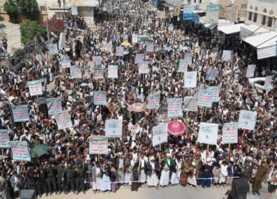 اليمن.. تظاهرة حاشدة في صعدة تندد بالسياسات الأمريکية