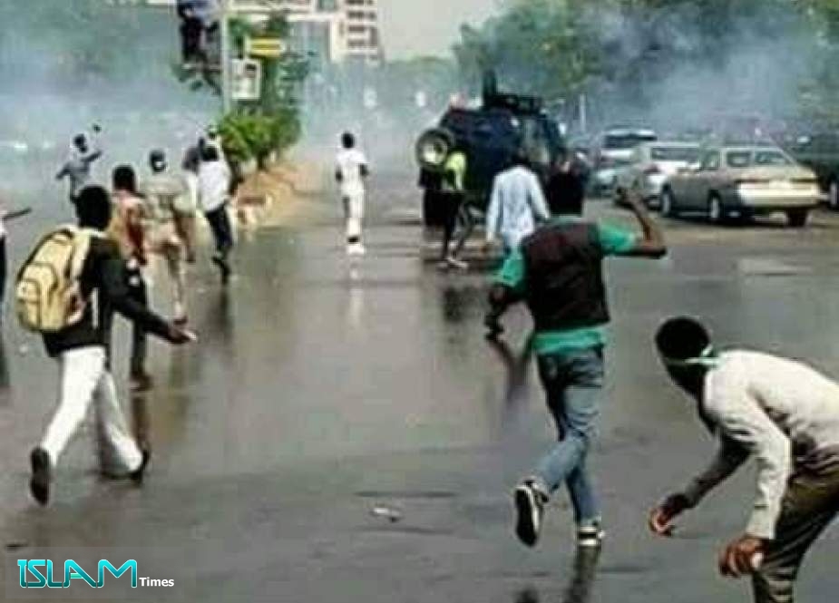 یورش پلیس نیجریه به تجمعات خودجوش مردمی در حین برگزاری دادگاه شیخ زکزاکی