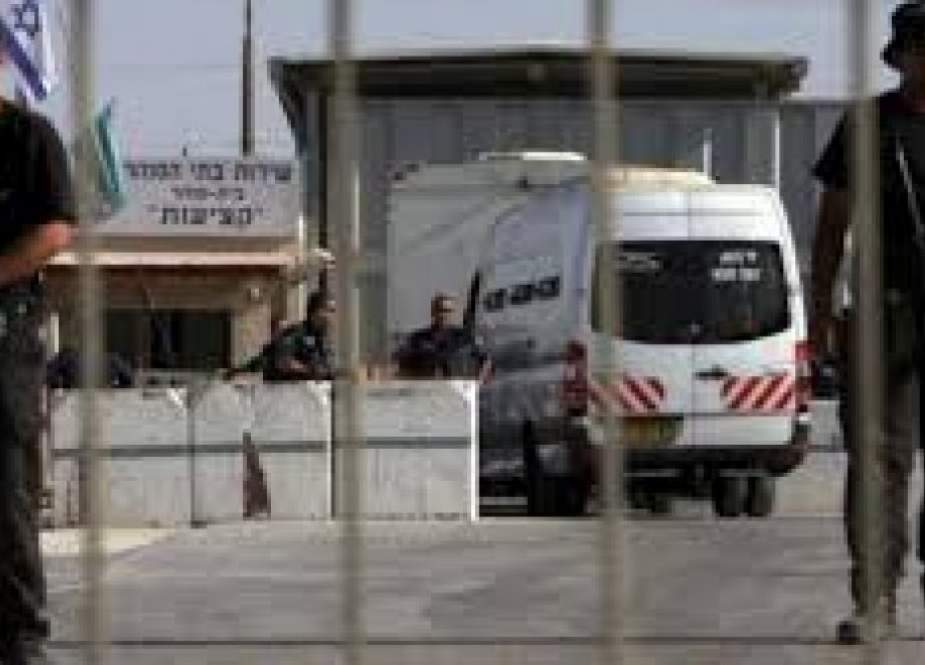 نقل الأسير الفلسطيني خالد غيظان إلى المستشفى