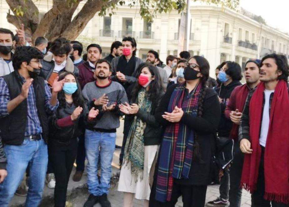 آن لائن امتحان کیلئے احتجاج پر طلبہ کی گرفتاری کیخلاف لاہور میں مظاہرہ