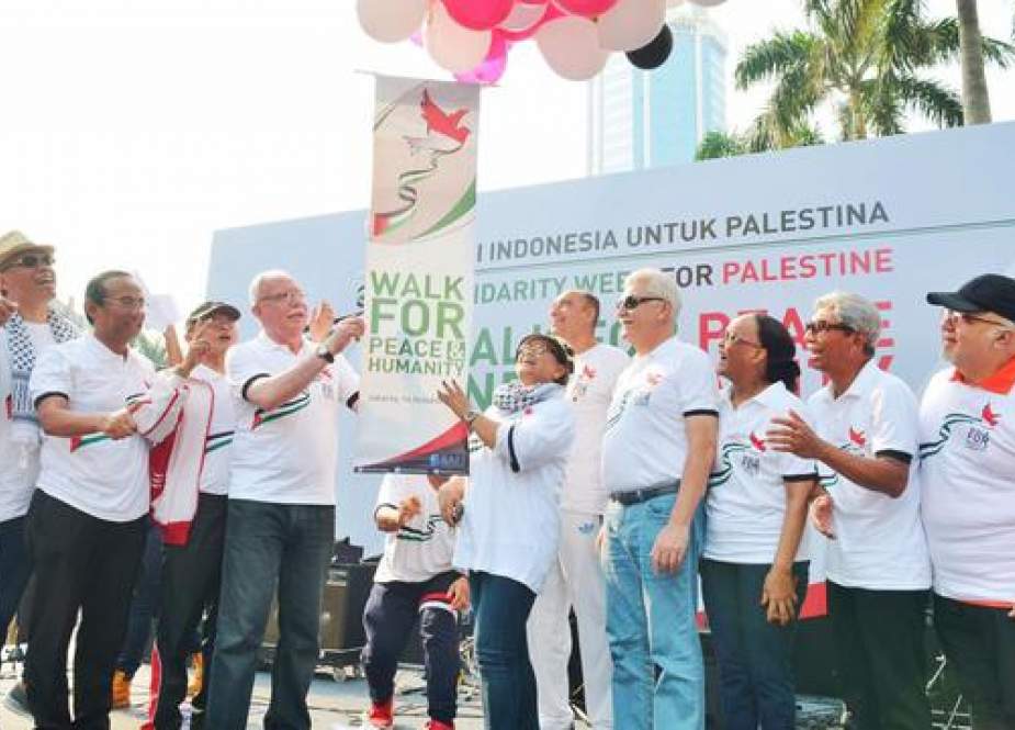Menteri Luar Negeri Retno Marsudi bersama Menteri Luar Negeri Palestina Riyad al-Malki dalam kegiatan Walk for Peace and Humanity