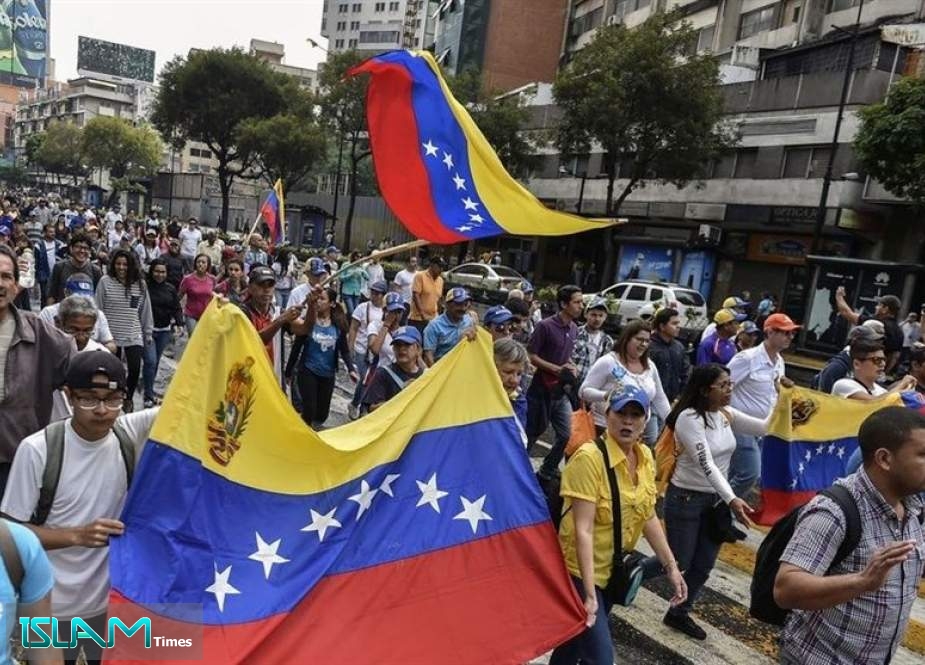 Venezuelan Demonstrators Show Support for President Maduro
