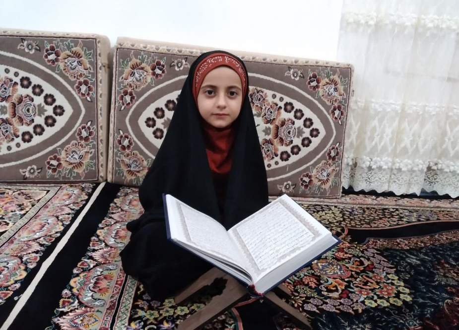 طفلة إيرانية تحفظ القرآن الكريم خلال أيام كورونا