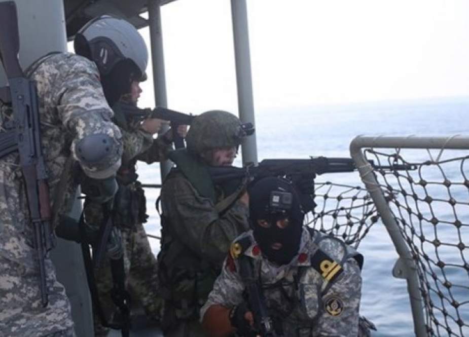 المناورات البحرية الإيرانية الروسية.. تمرين لتحرير سفينتين مختطفتين