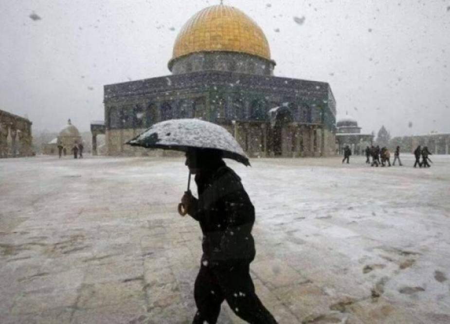 تساقط الثلوج في القدس المحتلة وباحات المسجد الاقصى