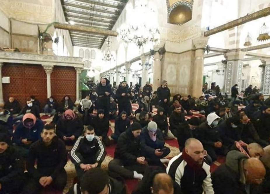 حشود من فلسطينيين يلبون نداء الفجر العظيم في المسجد الأقصى