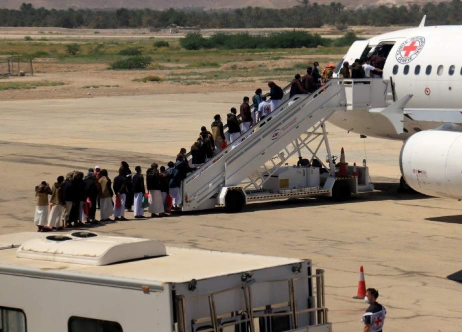 Yemeni revolutionaries imprisoned by Saudi-led coalition heading to Sanaa as part of swap deal.jpg