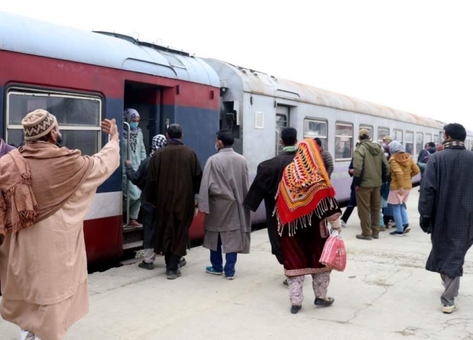 گیارہ ماہ تک بند رہنے کے بعد وادی کشمیر میں ٹرین سروس کی جزوی بحالی