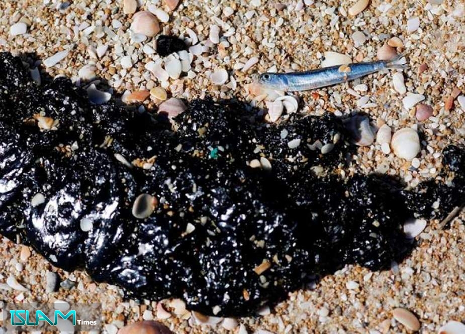 Tar From “Israel” Oil Spill Washes Up on Lebanese Shore