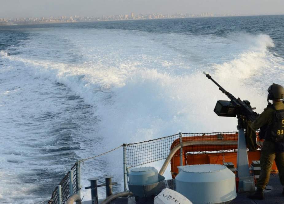 زوارق الاحتلال تستهدف مراكب الصيادين في بحر غزة